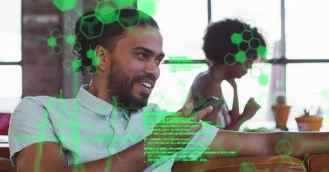 Image of data processing over african american man using smartphone Foto stock