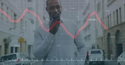 Image of data processing over african american man using smartphone Foto stock