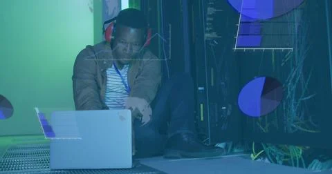 Image of data processing over african american it man by computer servers Foto stock