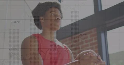 Image of data processing over african american man at gym Foto stock