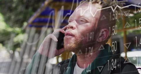 Image of data processing over albino african american man using smartphone Illustrazione stock
