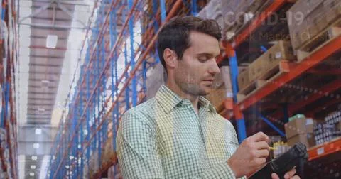 Image of data processing over caucasian male worker in warehouse Foto stock