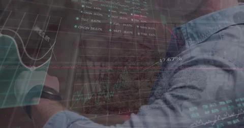 Image of data processing over caucasian man with smartwatch Foto stock