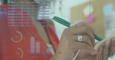 Image of data processing over caucasian woman using smartphone Foto stock