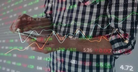 Image of data processing over caucasian man using smartphone Foto stock