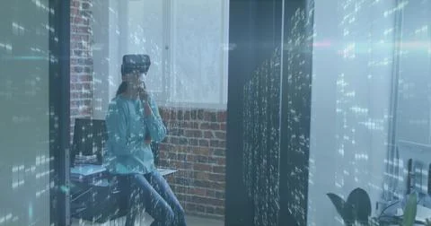 Image of data processing over caucasian businesswoman using vr headset Foto stock