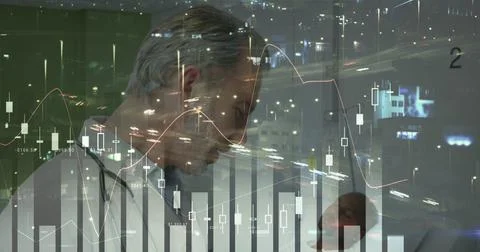 Image of data processing over caucasian male doctor smiling with patient Foto stock