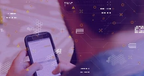 Image of data processing over caucasian man using smartphone Foto stock