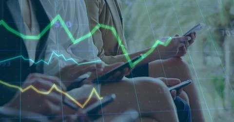 Image of data processing over diverse group of business people using smartphone Foto stock