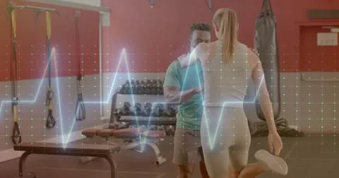 Image of data processing over diverse man and woman exercising in gym Foto stock