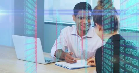 Image of data processing over diverse female and male businesspeople shaking Foto stock