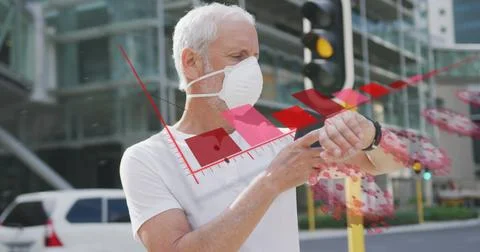 Image of data processing over senior man wearing face mask Foto stock
