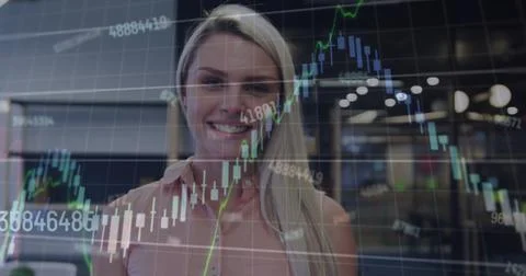 Image of data processing over smiling caucasian businesswoman in office Illustrazione stock