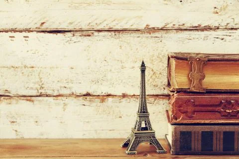 Image of decorative eiffel tower and vintage books Foto stock