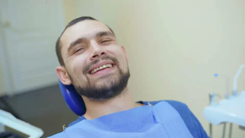 Image of dentist using angled mirror while examining patient's teeth 스톡 동영상 99003694
