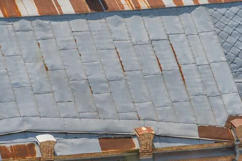 Image depicts a rusty, deteriorating corrugated metal roof from above, sugges Foto stock