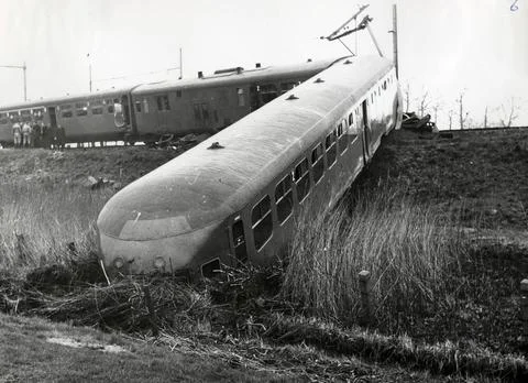 Image of the derailed diesel-electrical train set no. 153 (the 3, series 1... Stock Photos