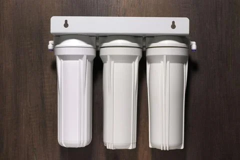 Image of a device containing three stages of water purification at home. Foto stock