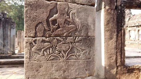 The image of the divine dancers of Apsara in the ancient temple of Bayon, Vidéo 107281172