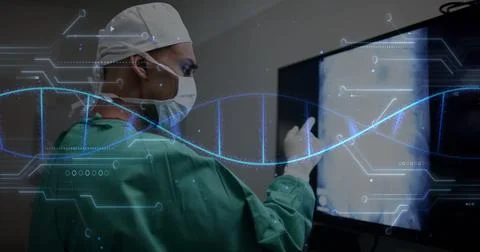 Image of dna strand and data processing over caucasian male surgeon in hospital Foto stock