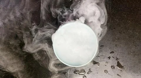 Image effect of smoke produced by putting water in dry ice in plastic bowl .. Foto stock