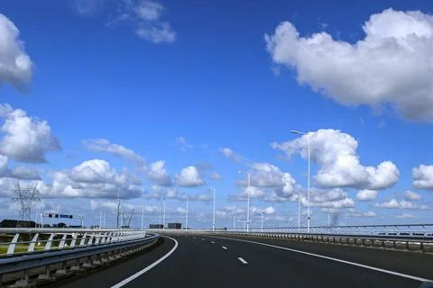 Image of an empty freeway under a bright blue sky. Stock-Fotos