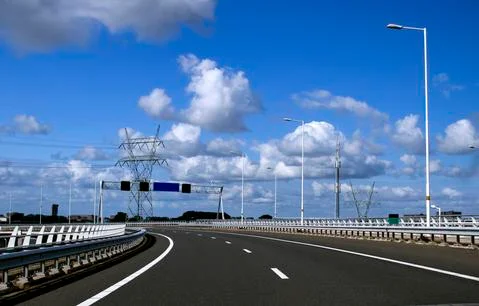 Image of an empty freeway under a bright blue sky. Stock-Fotos