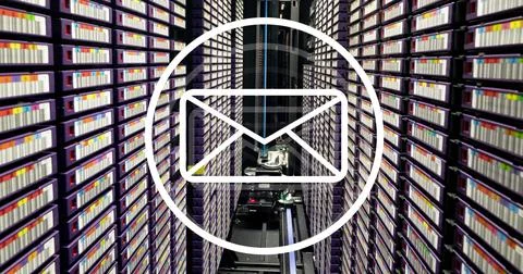 Image of envelope and circle over server room Illustrazione stock