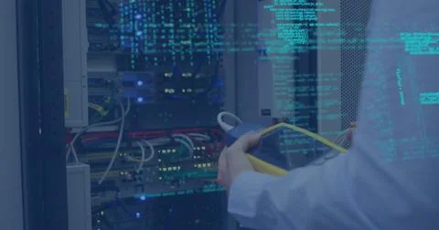 Image of eye over hands of caucasisn man checking servers and data processing Illustrazione stock