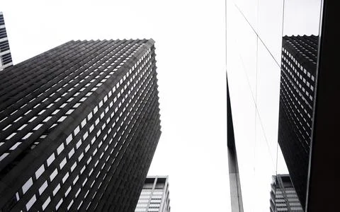 The image features a low-angle view of several tall buildings in a city, show Foto stock