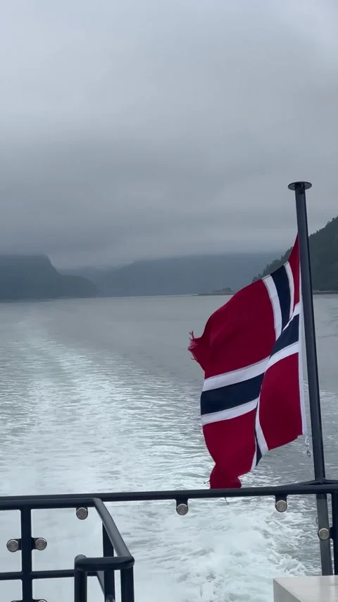 This image features the Norwegian flag dancing gently on a boat Video stock 314074525