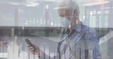 Image of financial data and graphs over caucasian senior man in face mask using Foto stock