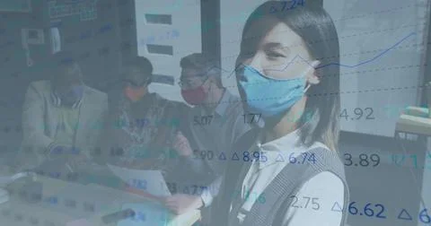 Image of financial data processing over diverse business people with face masks Foto stock