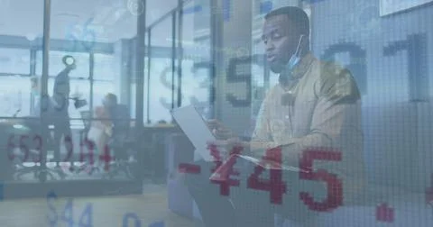 Image of financial data processing over diverse business people with face masks Foto stock