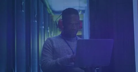 Image of financial data processing over african american man in server room Foto stock