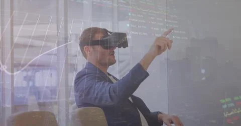 Image of financial data processing over man wearing vr headset Foto stock