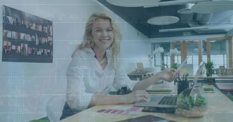 Image of financial data processing over caucasian businesswoman in office Foto stock