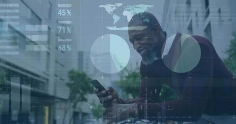 Image of financial data processing over african american man on smartphone Foto stock