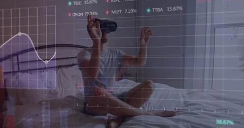 Image of financial data processing over caucasian man using vr headset Foto stock