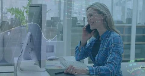 Image of financial data processing over caucasian businesswoman using computer Foto stock