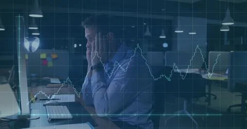 Image of financial data processing over caucasian businessman using computer in Foto stock