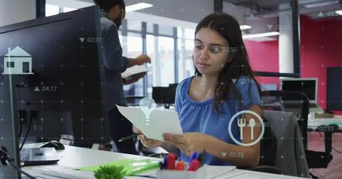 Image of financial data processing over caucasian businesswoman using computer Foto stock