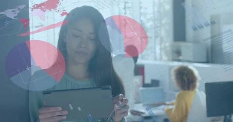 Image of financial data processing over biracial businesswoman in office Foto stock
