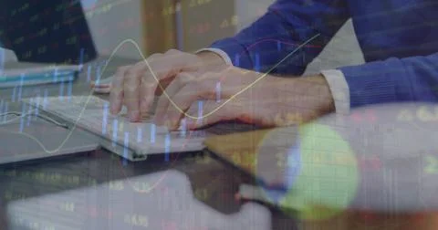 Image of financial data processing over caucasian man using computer Foto stock