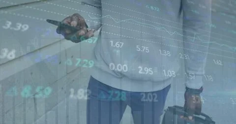 Image of financial data processing over african american man using smartphone Foto stock