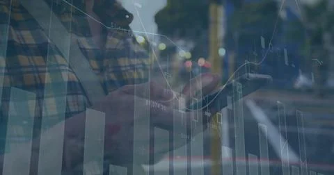 Image of financial data processing over caucasian man using smartphone Foto stock