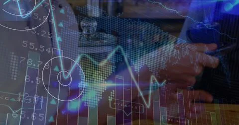Image of financial data processing over caucasian man holding cup of coffee e Foto stock