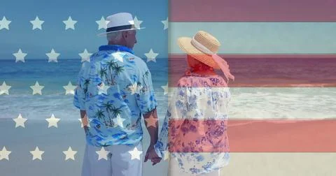 Image of flag of usa over diverse senior couple on beach in summer Ilustração Stock