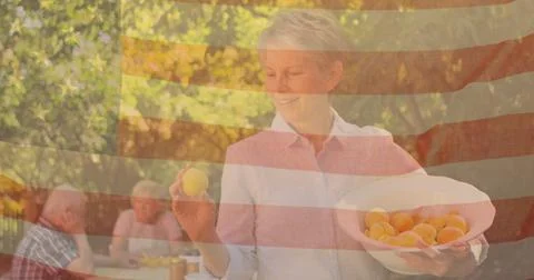 Image of flag of usa over senior caucasian friends eating dinner outdoors Stock Illustration