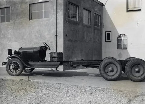 Image of the Fordchassis of a truck with engine block, without structure, ... Foto stock